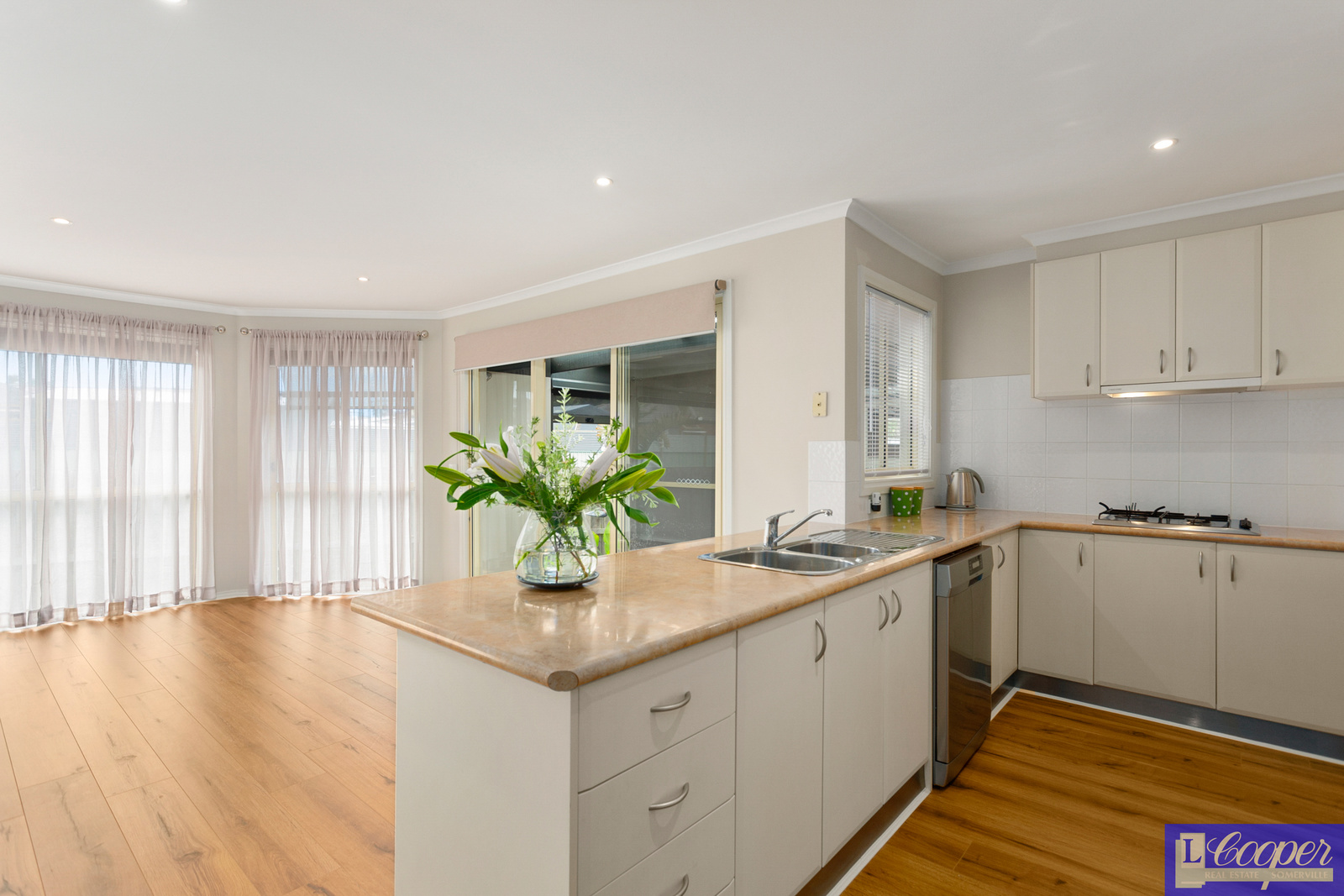 019_Open2view_ID610448-1_28_Eramosa_Road__West