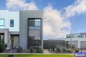 33 Echinda Parade, Botanic Ridge photo