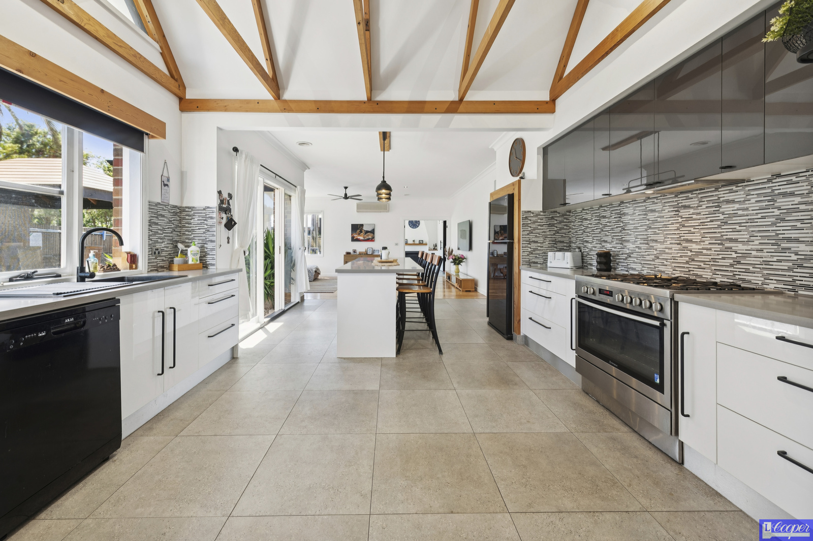 004_Open2view_ID988865-11_Leonina_Court