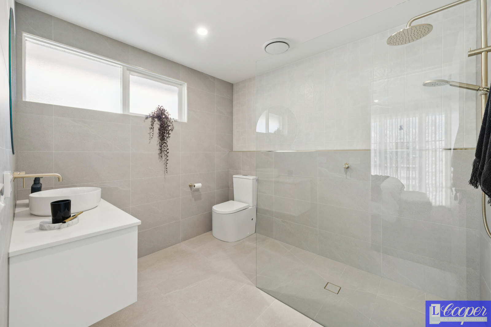 018_Open2view_ID1011566-24_Cedar_Drive